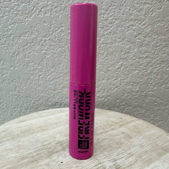 👍🏻 FREE Maybelline Firework Black Mascara NEW - Picture 1 of 3